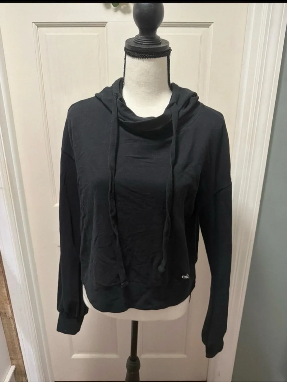 ALO Yoga Black Cropped Pullover Hoodie women’s size 8 med.